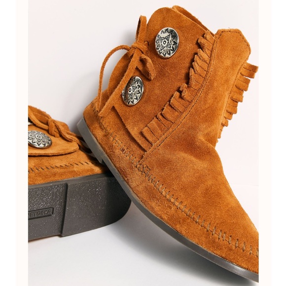 FREE PEOPLE x Minnetonka 2 Button Concho Moccasins - Picture 4 of 10